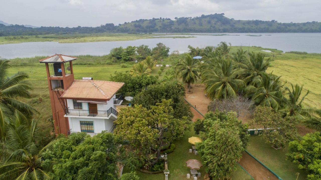 דמבולה Nilambara Lake View מראה חיצוני תמונה